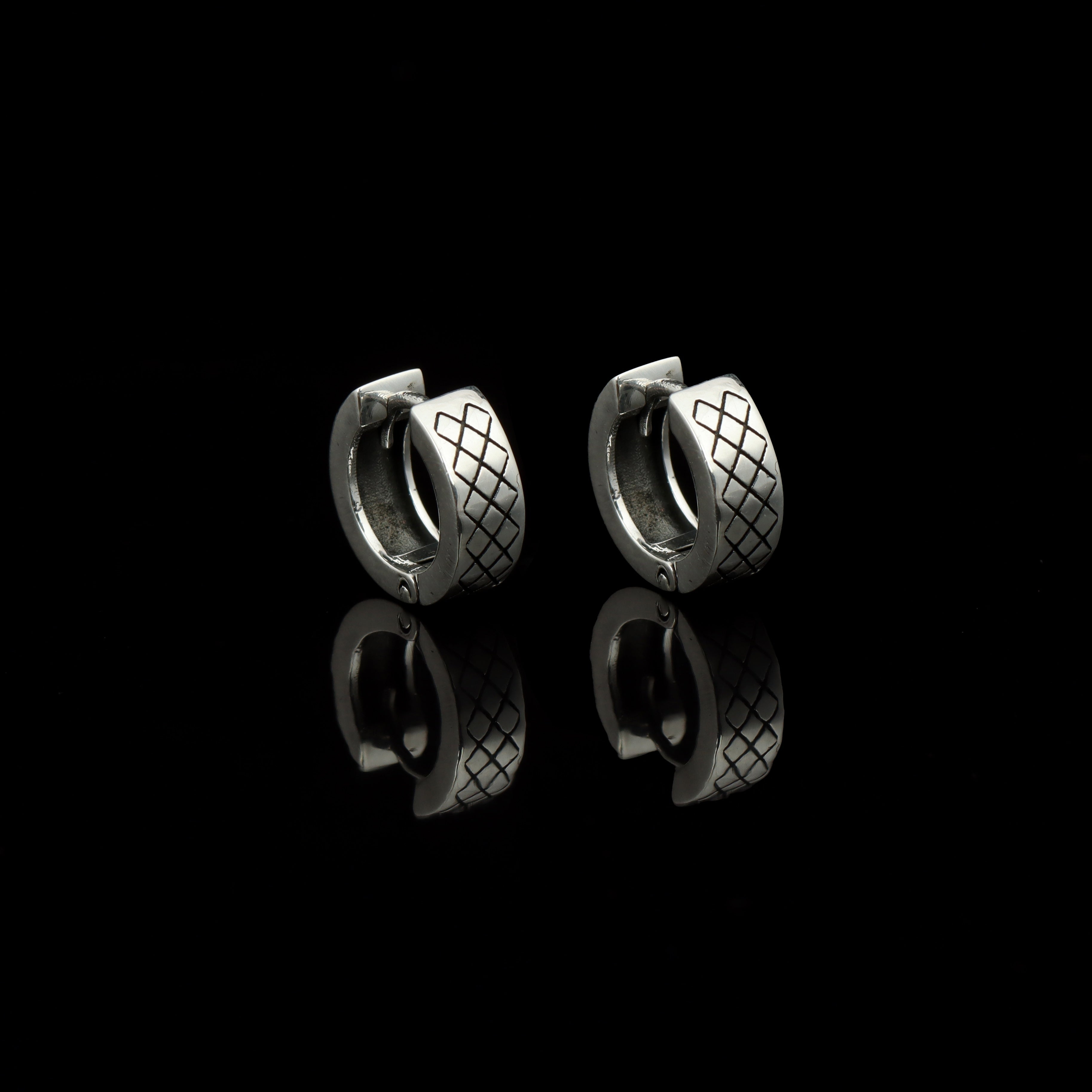 Men’s Diamond Grid Huggie Hoop Earrings – Oxidized 925 Sterling Silver