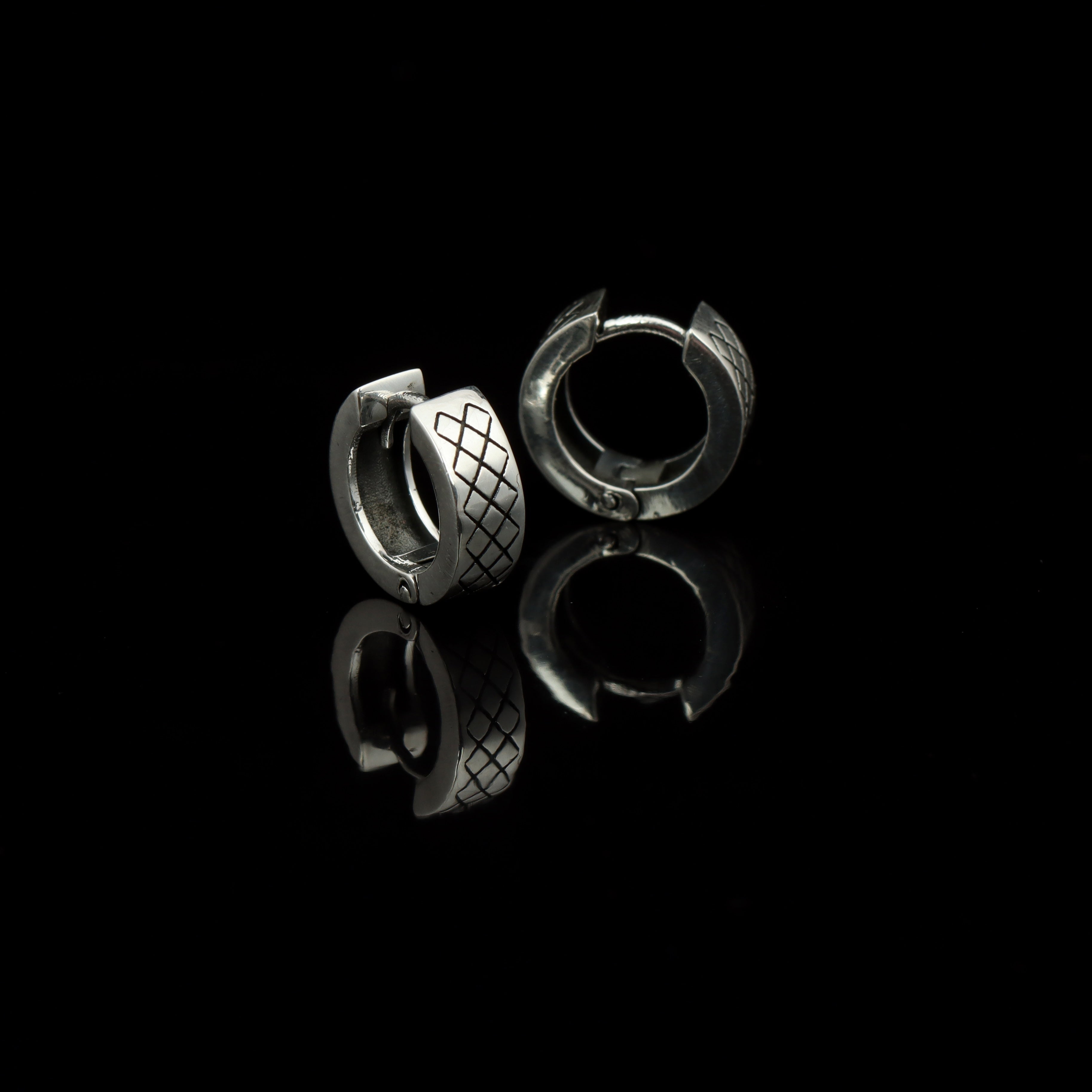 Men’s Diamond Grid Huggie Hoop Earrings – Oxidized 925 Sterling Silver