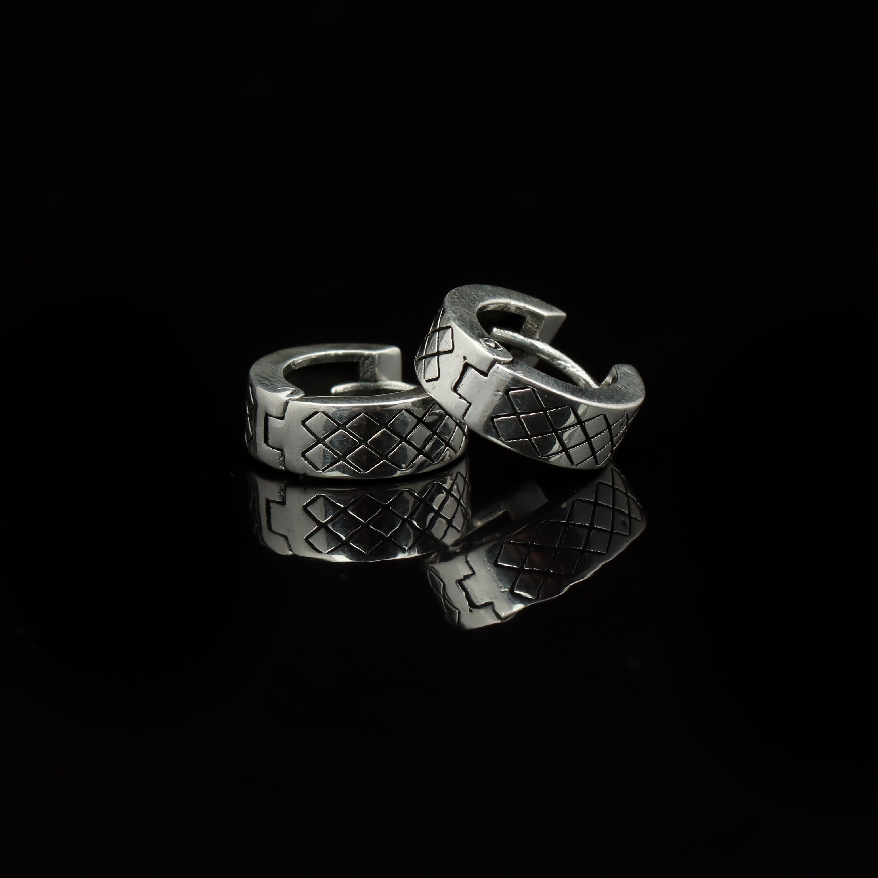 Men’s Diamond Grid Huggie Hoop Earrings – Oxidized 925 Sterling Silver
