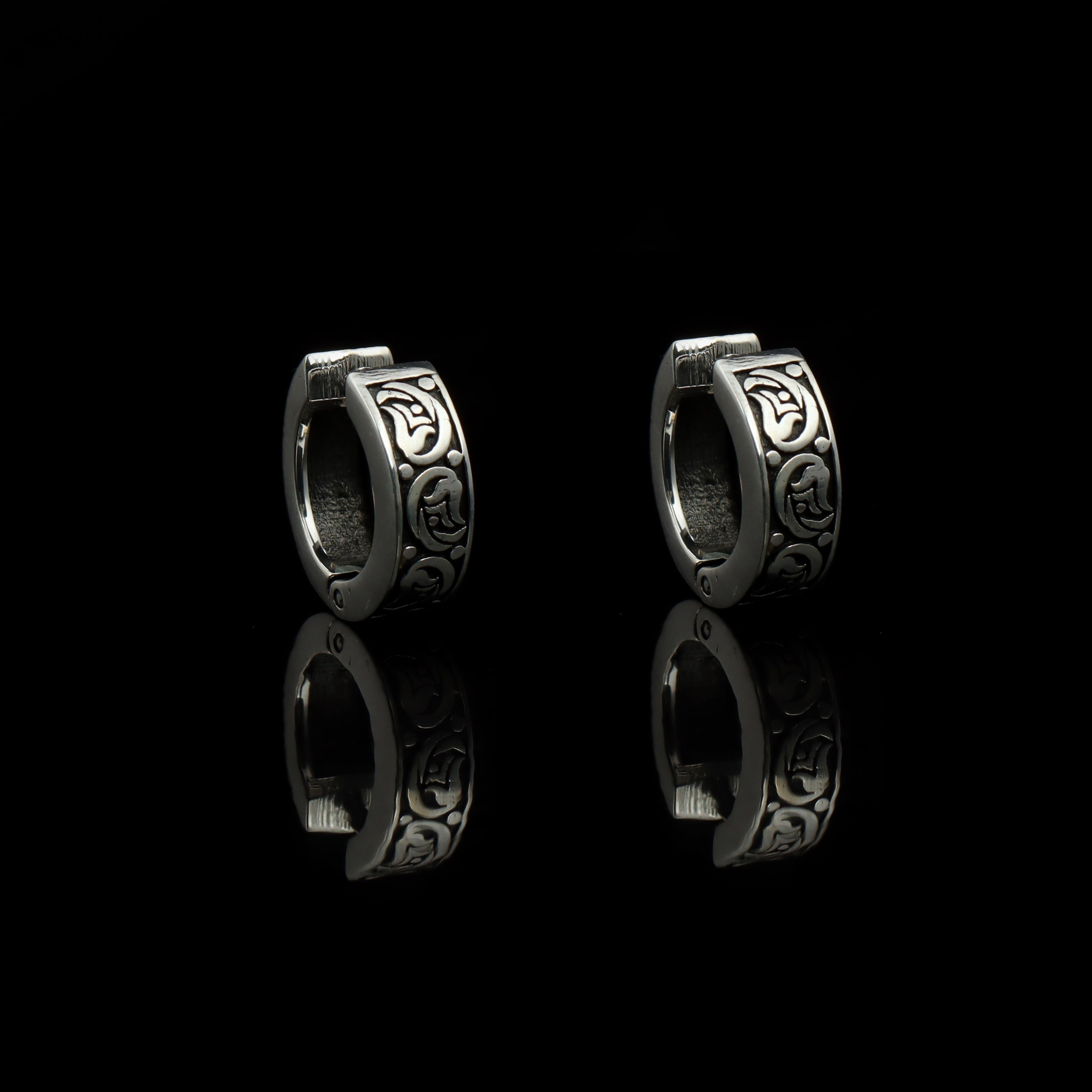 Men’s Paisley Engraved Huggie Hoop Earrings – Oxidized 925 Sterling Silver